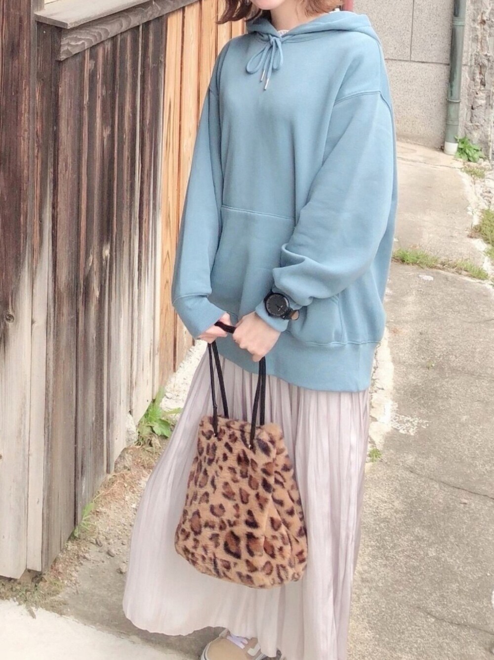 「スニーカー、VANS、カジュアル、ひょう柄、ゆるコーデ、くすみカラー、秋コーデ」｜「LOWRYS FARMのサテンランダムプリーツスカート　833606（スカート、グレー系）」を使った、mokonaさん（レディース・155cm）の秋コーディネートの1枚目の写真