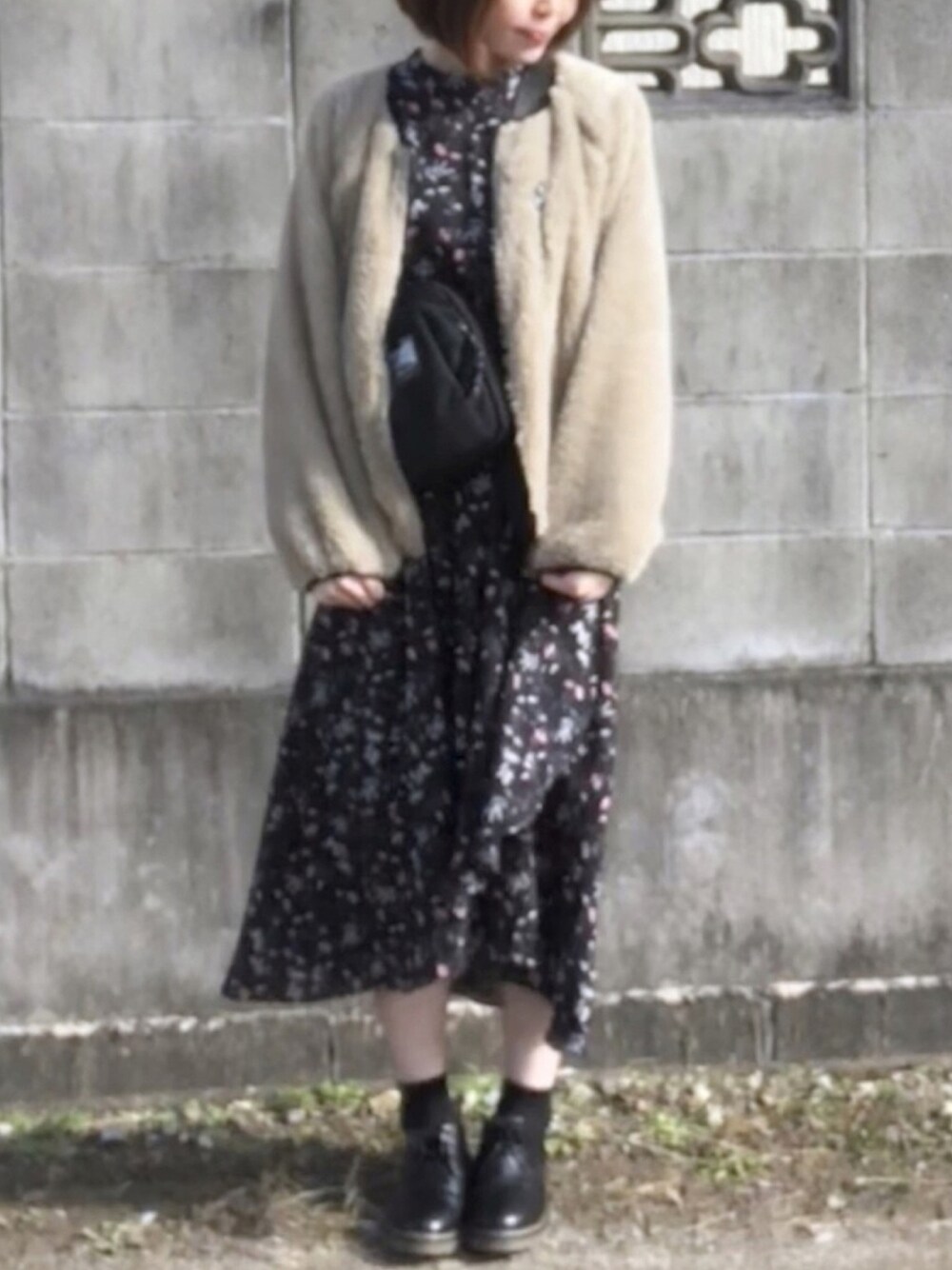 「ワンピース、花柄、冬、きれいめカジュアル、今日のコーデ、ボアブルゾン、冬アウター着回しチャレンジ」｜「earth music&ecologyの花柄イレヘムワンピース（ワンピース、ブラック系）」を使った、mokonaさん（レディース・155cm）の冬コーディネートの1枚目の写真