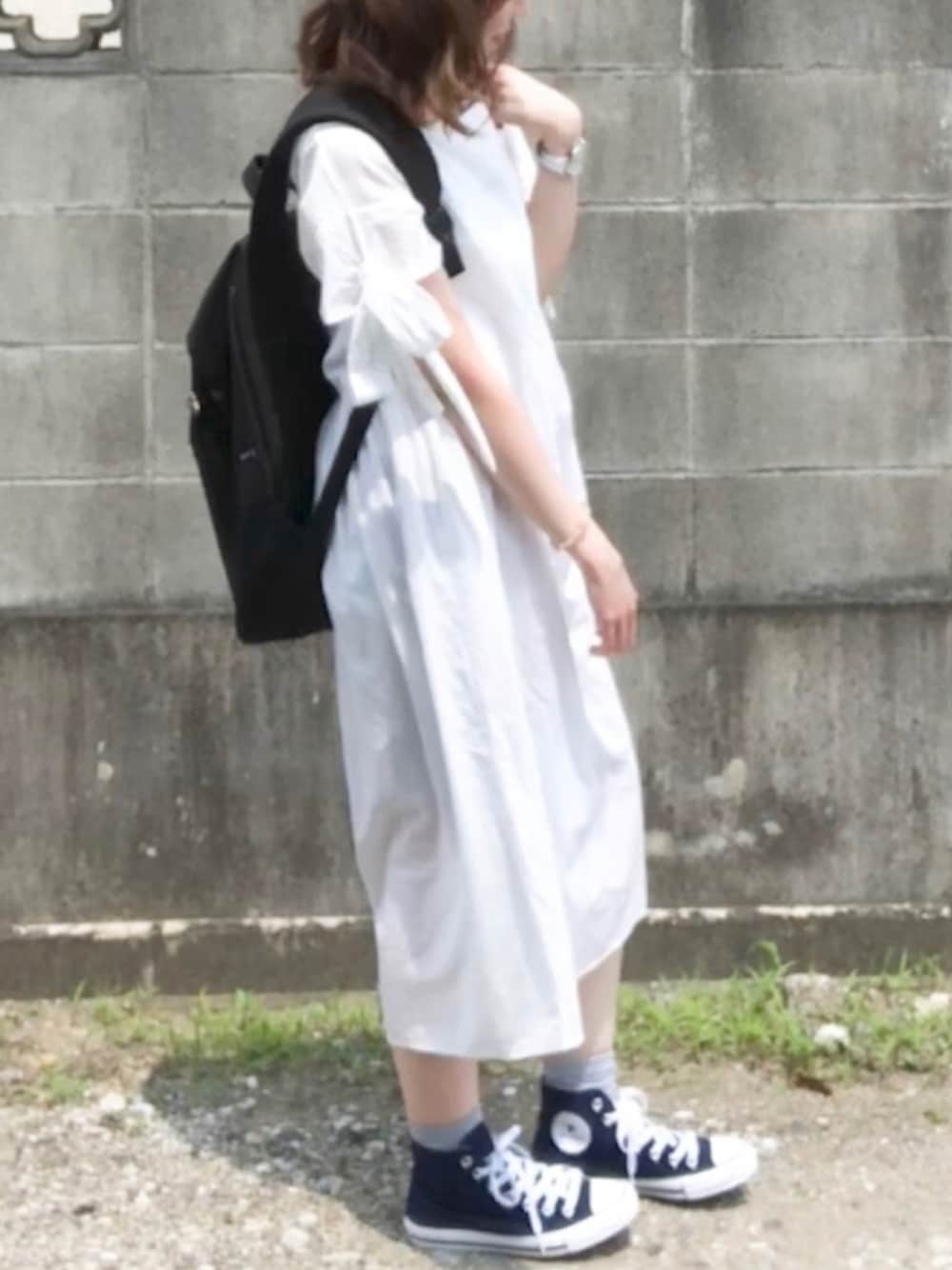 「ワンピース、converse、シンプルコーデ、夏コーデ、今日のコーデ、リュックスタイル」｜「Herschel Supply Co.の★WEB限定★ Herschel Supply/ハーシェル サプライ Parker（バックパック/リュック、ブラック系）」を使った、mokonaさん（レディース・155cm）の夏コーディネートの1枚目の写真