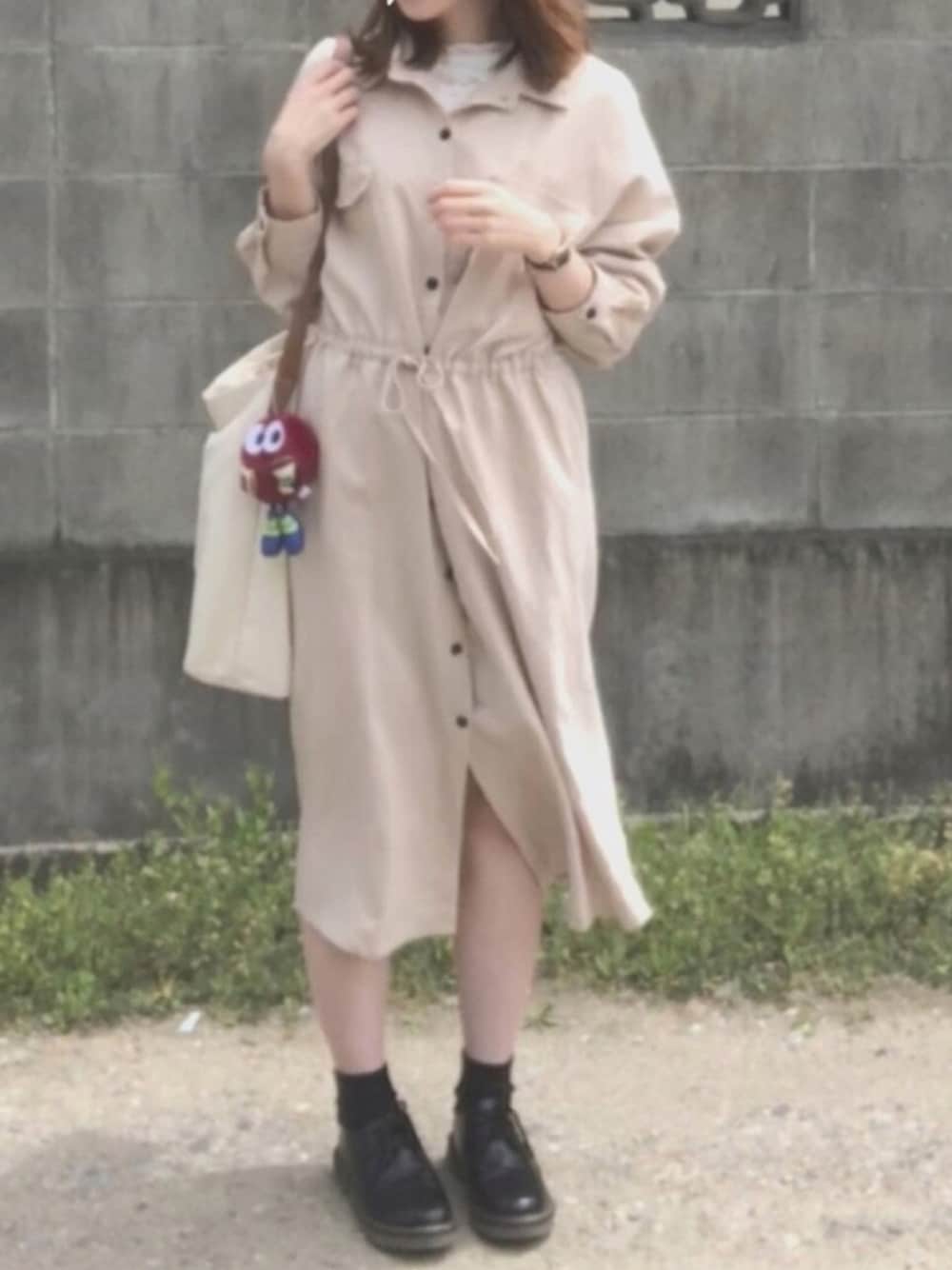 「トートバッグ、ベージュ、レイヤードスタイル、シャツワンピ、シンプルコーデ、春コーデ」｜「MAISON DE REEFURのキャンバス ショルダー バッグ（ショルダーバッグ、ホワイト系）」を使った、mokonaさん（レディース・155cm）の春コーディネートの1枚目の写真