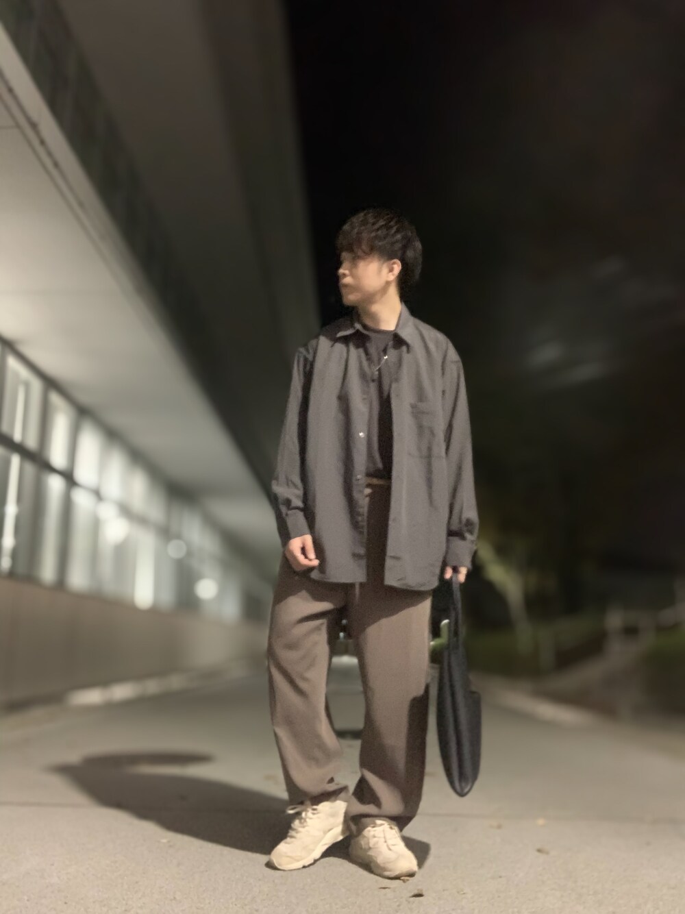 「だから秋服が好き、秋のコーデ、オーバーサイズ、タックイン、WYM、ワイドシャツ、ロンT、トートバッグ、リラックスパンツ、スニーカー」｜「WYM LIDNMの【WYM LIDNM】TENCEL RELAX WIDE SHIRT（シャツ/ブラウス、グレー系）」を使った、しゅんさん（メンズ・170cm）の秋コーディネートの1枚目の写真