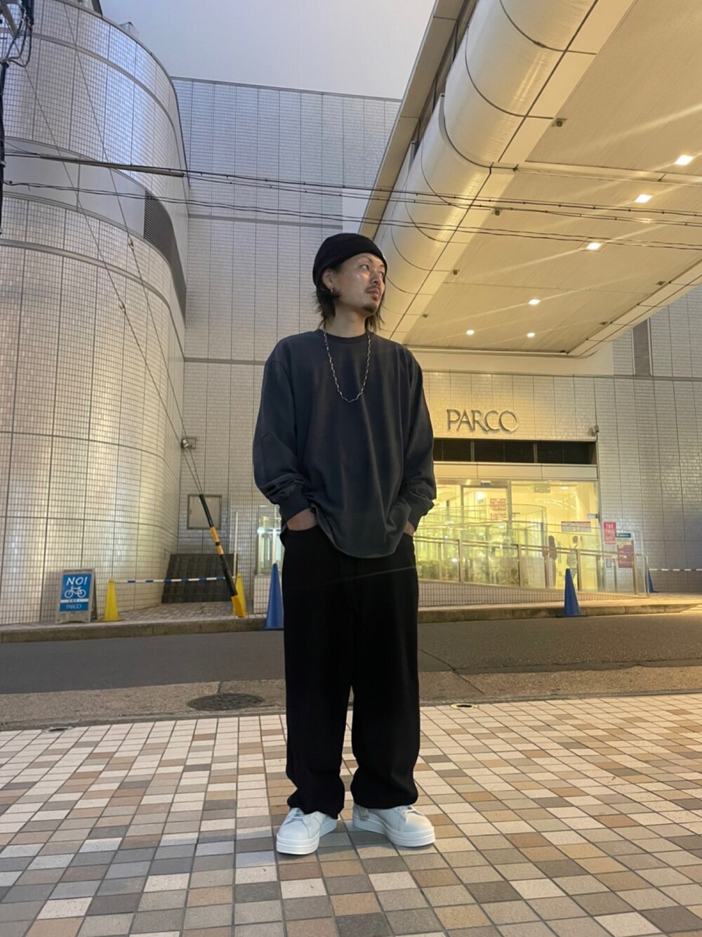 「カジュアル、yohjiyamamoto、ワイドパンツ、Y-3、シンプルコーデ、ストリートMIX、ゆるコーデ、WHITELAND BLACKBURN、お洒落さんとつながりたい、だから秋服が好き」｜「WHITELANDのWHITELAND/ホワイトランド/タグロングスリーブTシャツ/TAG LS/TEE（Tシャツ/カットソー、グレー系）」を使った、kazuya muraiさん（メンズ・168cm）の秋コーディネートの1枚目の写真
