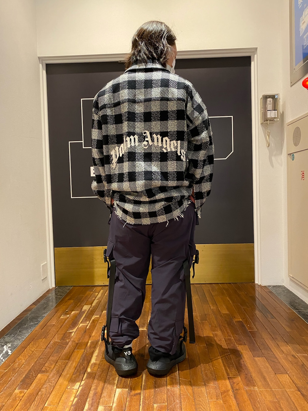 「ビッグシルエット、秋のコーデ、LHP、オーバーサイズ、休日スタイル、シンプルコーデ、シャツスタイル、チェツクシャツ、lhp名古屋PARCO、ラブアンドピース2021」｜「DANKE SCHONのDankeSchon/ダンケシェーン/NS CARGO PANTS/カーゴパンツ（カーゴパンツ、ブラック系）」を使った、kazuya muraiさん（メンズ・168cm）の秋コーディネートの1枚目の写真