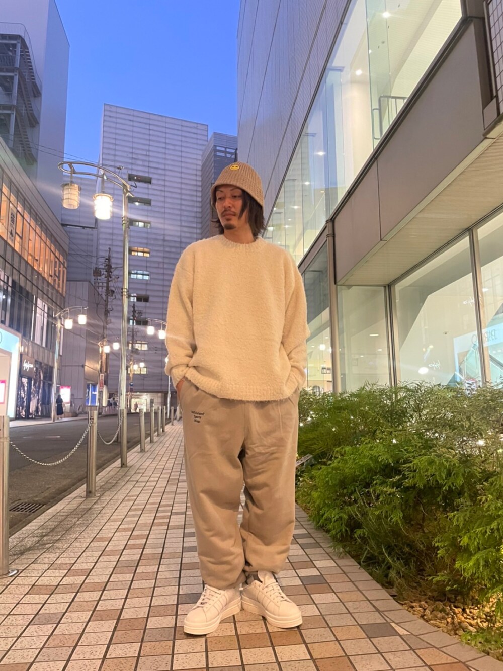 「カジュアル、LHP、ワイドパンツ、ビックシルエット、スエットパンツ、シンプルコーデ、ストリートMIX、ゆるコーデ、lhp名古屋PARCO、だから秋服が好き」｜「WHITELANDのWHITELAND/ホワイトランド/ブークレニット（ニット/セーター、ホワイト系）」を使った、kazuya muraiさん（メンズ・168cm）の秋コーディネートの1枚目の写真