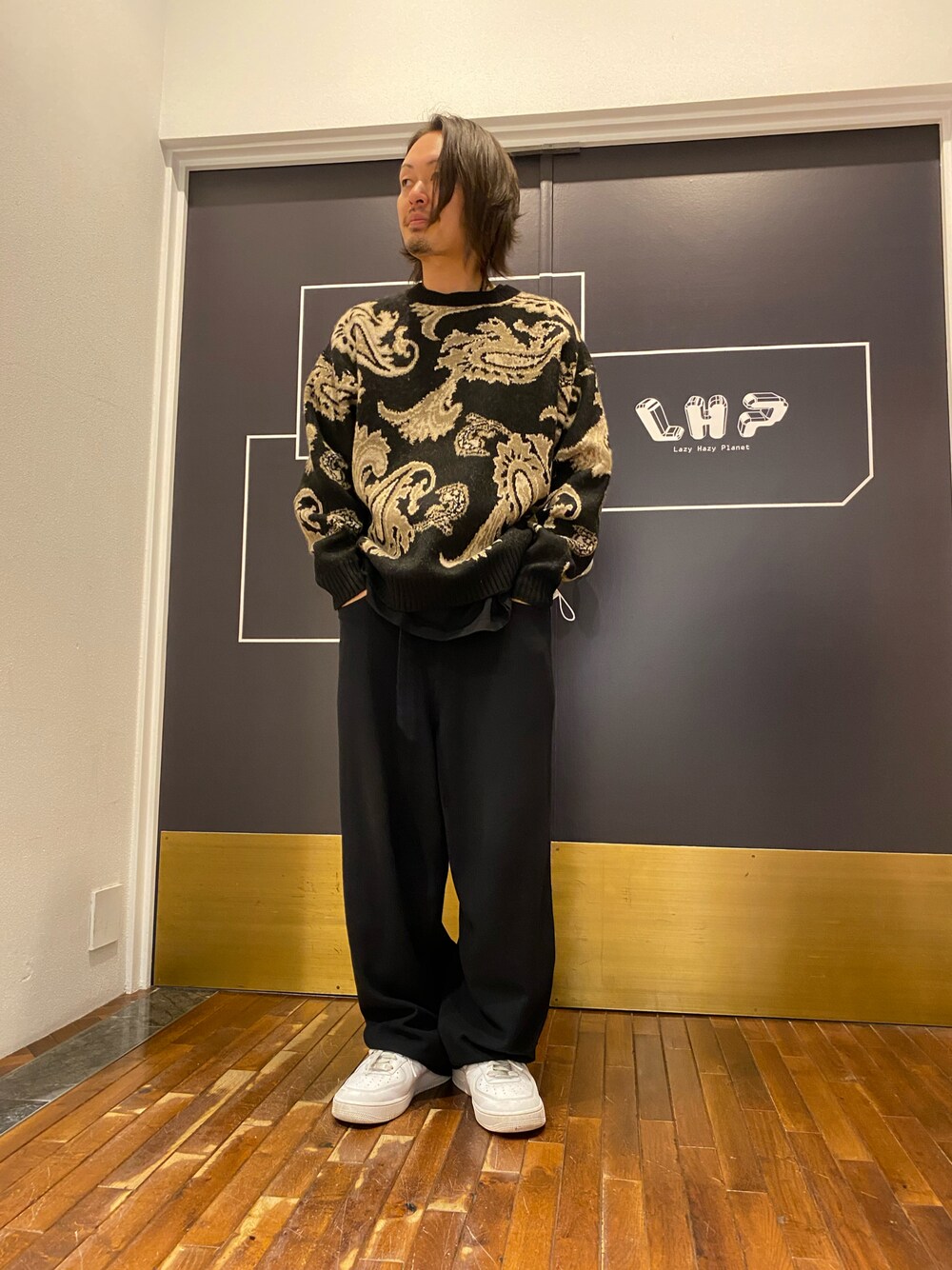 「ニット、大人コーデ、ペイズリー、リラックススタイル、シンプルスタイル、カジュアルコーデ、秋、今日のコーデ、秋コーデ、秋冬コーデ」｜「A4AのA4A/エーフォーエー/ペイズリーニット（ニット/セーター、ブラック系）」を使った、kazuya muraiさん（メンズ・168cm）の秋コーディネートの1枚目の写真