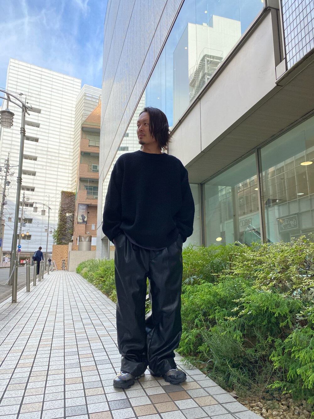 ブラック系のその他パンツ、ブラック系のニット/セーター、ブラック系のニット/セーターを着用したメンズの秋コーディネートの1枚目の写真