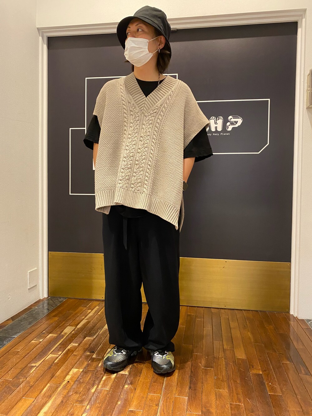 「Tシャツ、LHP、ニットベスト、シンプルコーデ、バケットハット、お散歩コーデ、カジュアルコーデ、秋コーデ、kiko kostadinov、lhp名古屋PARCO」｜「DANKE SCHONのDankeSchon/ダンケシェーン/ZIPUP KNITT VEST/ジップニットベスト（ベスト、グリーン系）」を使った、kazuya muraiさん（メンズ・168cm）の秋コーディネートの1枚目の写真