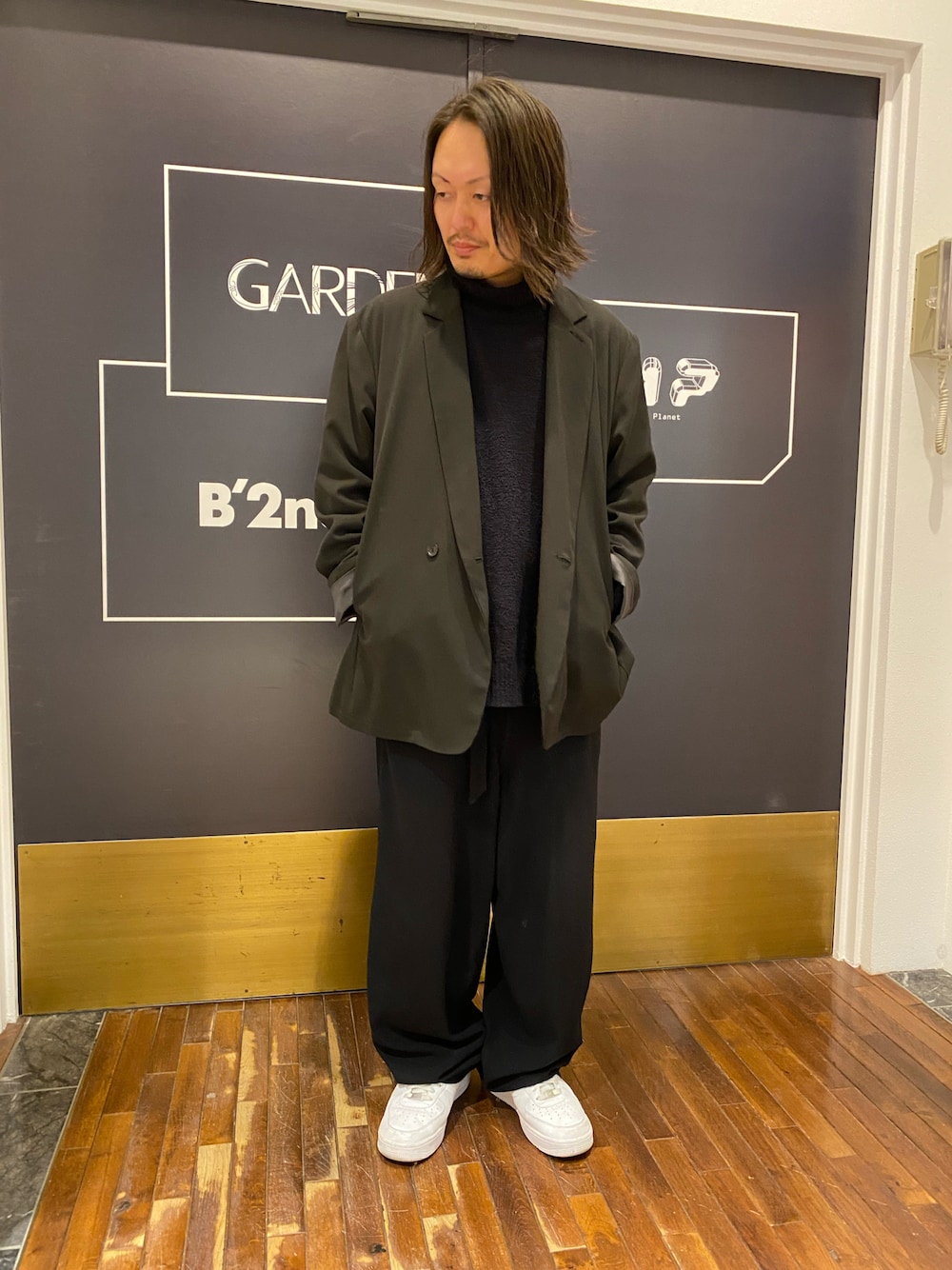 「シンプル、黒、LHP、スニーカーコーデ、Danke schon、休日コーデ、冬、WHITELAND BLACKBURN、秋冬コーデ、lhp名古屋PARCO」｜「WHITELANDのWHITELAND/ホワイトランド/HIGH NECK KNIT（ニット/セーター、ブラック系）」を使った、kazuya muraiさん（メンズ・168cm）の冬コーディネートの1枚目の写真