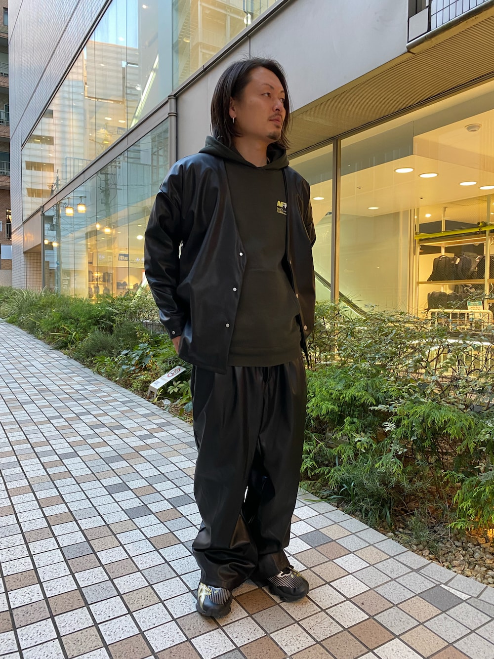 「シンプル、レザー、秋のコーデ、LHP、休日スタイル、ワイドパンツ、フェイクレザー、秋服、ゆるコーデ、lhp名古屋PARCO」｜「DANKE SCHONのDankeSchon/ダンケシェーン/エコレザースラックス/EcoLether Slacks（その他パンツ、ブラック系）」を使った、kazuya muraiさん（メンズ・168cm）の秋コーディネートの1枚目の写真