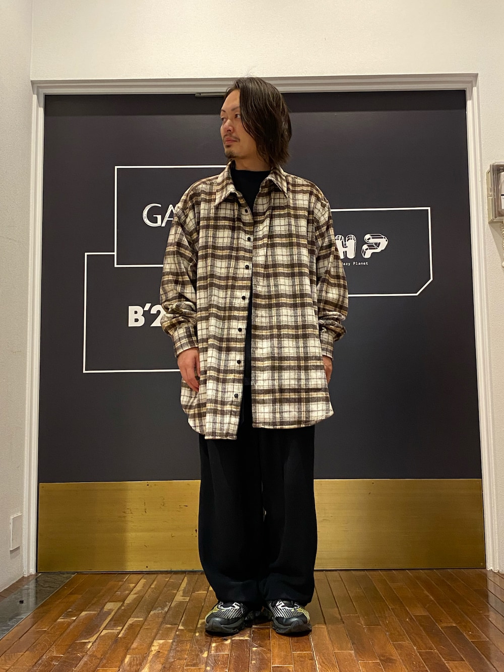 「スニーカー、秋のコーデ、名古屋、Danke schon、シンプルコーデ、シャツスタイル、今日のコーデ、秋冬コーデ、LHPWOMEN、lhp名古屋PARCO」｜「WHITELANDのWHITELAND/ホワイトランド/リバーシブルチェックシャツ（シャツ/ブラウス、ベージュ系）」を使った、kazuya muraiさん（メンズ・168cm）の秋コーディネートの1枚目の写真