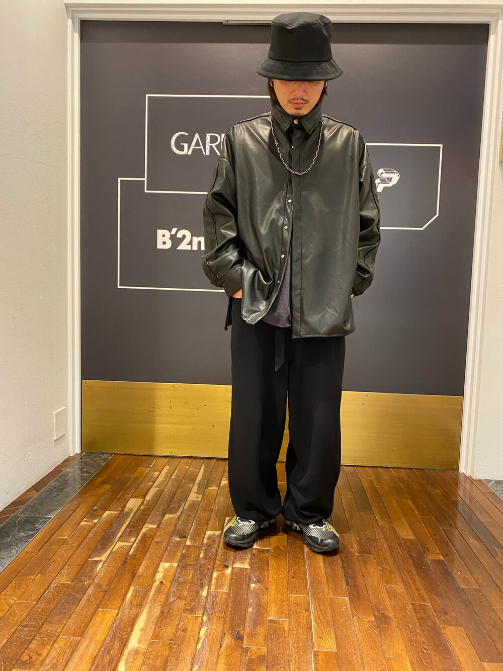 「秋のコーデ、黒、LHP、シャツスタイル、フェイクレザー、バケットハット、お散歩コーデ、秋冬コーデ、lhp名古屋PARCO、ラブアンドピース2021」｜「DANKE SCHONのDankeSchon/ダンケシェーン/エコレザーシャツ/EcoLether Shirt（シャツ/ブラウス、ブラック系）」を使った、kazuya muraiさん（メンズ・168cm）の秋コーディネートの1枚目の写真