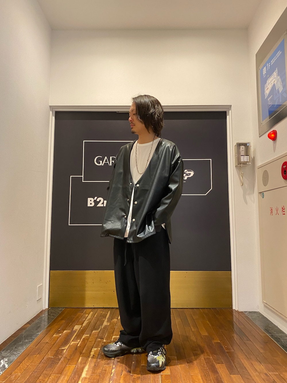 「スニーカー、秋のコーデ、LHP、Danke schon、きれいめカジュアル、シンプルコーデ、フェイクレザー、お散歩コーデ、lhp名古屋PARCO、ラブアンドピース2021」｜「DANKE SCHONのDankeSchon/ダンケシェーン/エコレザーカーディガン/EcoLether Cardigan（カーディガン/ボレロ、ブラック系）」を使った、kazuya muraiさん（メンズ・168cm）の秋コーディネートの1枚目の写真