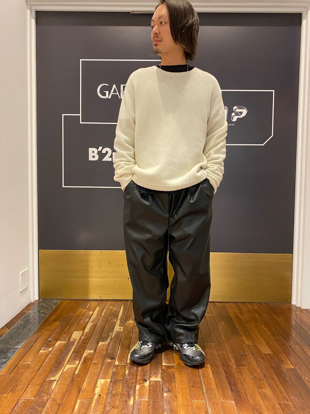 「秋のコーデ、LHP、Danke schon、レザーパンツ、カジュアルコーデ、今日のコーデ、オトナカジュアル、kiko kostadinov、PALM ANGELS、ラブアンドピース2021」｜「DANKE SCHONのDankeSchon/ダンケシェーン/エコレザースラックス（その他パンツ、ブラック系）」を使った、kazuya muraiさん（メンズ・168cm）の秋コーディネートの1枚目の写真