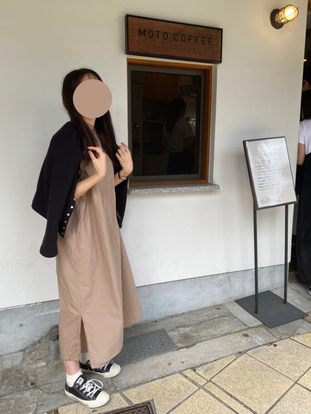 「秋コーデ、大人カジュアル、オトナ女子、シンプル、カーディガン、ワンピース、無印良品、ワンピース×スニーカー、ブラウンコーデ、休日スタイル、休日コーデ、ootd、おしゃれさんと繋がりたい、お洒落さんとつながりたい、シャツワンピ」｜「無印良品のアイテム（シャツワンピース、ベージュ系）」を使った、yucaiさん（レディース・155cm）の秋コーディネートの1枚目の写真
