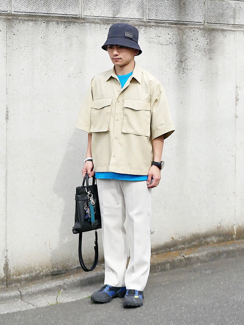 「低身長男子、soe、stylemixer、GU×beautiful people、ROA、CULLNI、黒ハット、ライトブルー、白パンツ、トレッキングシューズ、レザーバッグ、ラバーバンド、腕時計、メガネ男子、ベージュコーデ」｜「ブログ・YouTubeのアイテム（その他、その他）」を使った、小柄の小松@162cmさん（メンズ・162cm）の春コーディネートの1枚目の写真