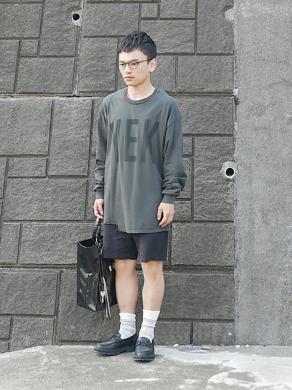 「低身長、低身長男子、低身長コーデ、低身長ファッション、soe、ユニクロセオリー、JW Anderson x UNIQLO、ダメージTシャツ、ダメージT、プリントT、プリントTシャツ、長袖Tシャツ、ロング丈、ロング丈カットソー、白ソックス」｜「ブログ・YouTubeのアイテム（その他、その他）」を使った、小柄の小松@162cmさん（メンズ・162cm）の春コーディネートの1枚目の写真