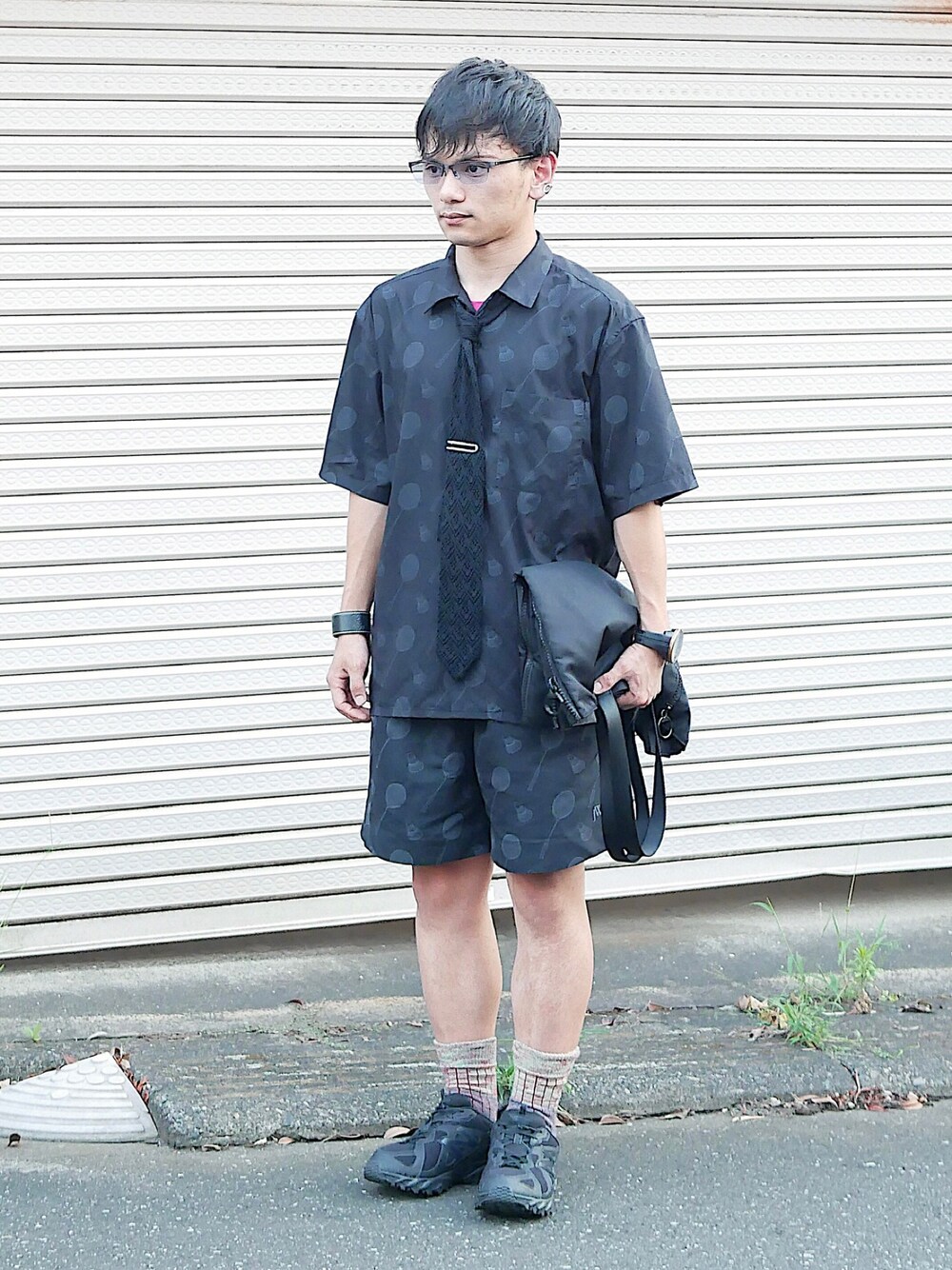 「低身長男子、JW Anderson x UNIQLO、ユニクロU、UNIQLO U、New Balance、LOEWE、ed robert judson、マネークリップ、ニットタイ、タイドアップ、クラッチバッグ、トレッキングシューズ、黒スニーカー、カラーソックス、開襟シャツ」｜「ブログ・YouTubeのアイテム（その他、その他）」を使った、小柄の小松@162cmさん（メンズ・162cm）の夏コーディネートの1枚目の写真