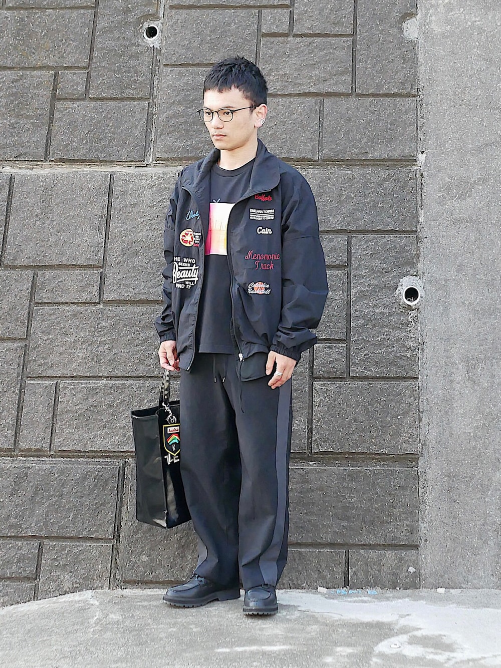 「低身長、低身長男子、低身長コーデ、低身長ファッション、soe、米津玄師、米津玄師UT、UT、プリントTシャツ、刺繍ジャケット、ラインパンツ、ビットローファー、ナイロンジャケット、トラッカージャケット」｜「ブログ・YouTubeのアイテム（その他、その他）」を使った、小柄の小松@162cmさん（メンズ・162cm）の春コーディネートの1枚目の写真
