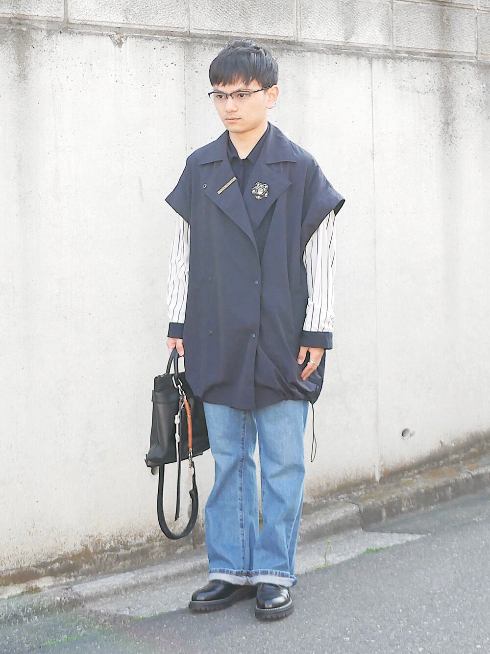 「低身長男子、soe、KBF、JW Anderson x UNIQLO、kaiko、シャツブルゾン、シャツジャケット、ストライプシャツ、インサイドアウト、ポンチョ、トレンチベスト、フレアデニム、レザーシューズ、ブローチ、レディース」｜「ブログ・YouTubeのアイテム（その他、その他）」を使った、小柄の小松@162cmさん（メンズ・162cm）の春コーディネートの1枚目の写真