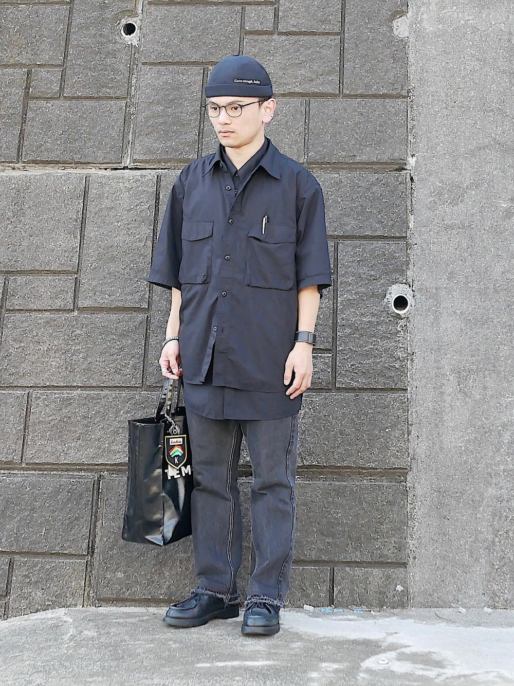 「低身長、低身長男子、低身長コーデ、低身長ファッション、soe、ユニクロユー、ユニクロU、UNIQLO U、黒シャツ、ワークシャツ、半袖シャツ、ボールペン、ダメージデニム、ダメージジーンズ、チロリアンシューズ」｜「ブログ・YouTubeのアイテム（その他、その他）」を使った、小柄の小松@162cmさん（メンズ・162cm）の春コーディネートの1枚目の写真