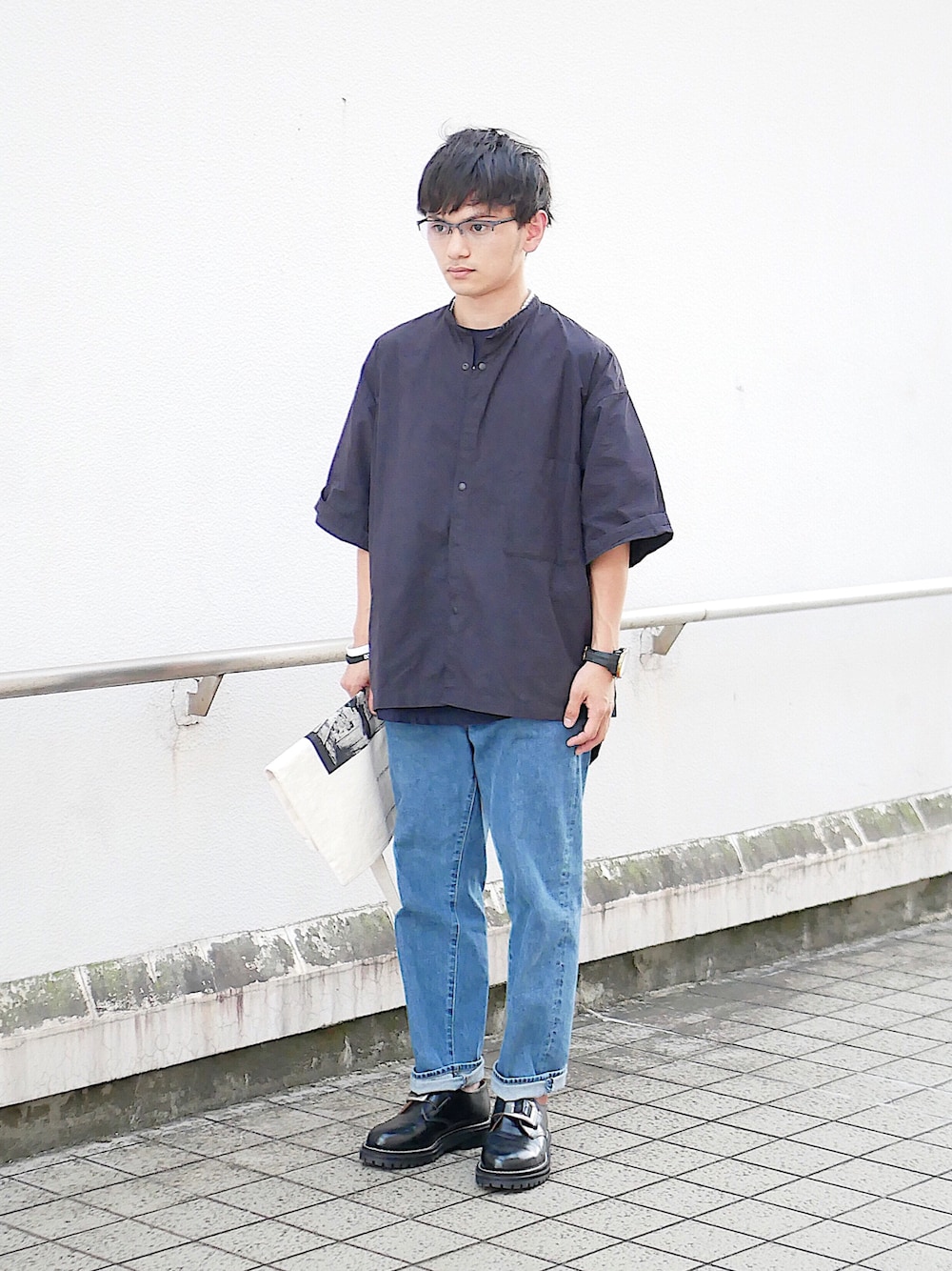 「低身長男子、MUJI Labo、soe、Paul Smith、パールネックレス、白トートバッグ、デニムスラックス、シアサッカー、スタンドカラーシャツ、ラバーバンド、ラウンドヘム、５分袖、バックルシューズ、メガネ男子、ロールアップ」｜「ブログ・YouTubeのアイテム（その他、その他）」を使った、小柄の小松@162cmさん（メンズ・162cm）の夏コーディネートの1枚目の写真