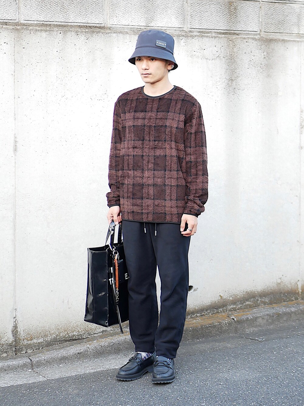 「低身長男子、soe、kaiko、CULLNI、THE ONITSUKA、tembea、+J、ルームウェア、フリースプルオーバー、フリースパンツ、ジョガーパンツ、ロープベルト、pvcバッグ、黒ハット、ビットローファー」｜「ブログ・YouTubeのアイテム（その他、その他）」を使った、小柄の小松@162cmさん（メンズ・162cm）の秋コーディネートの1枚目の写真