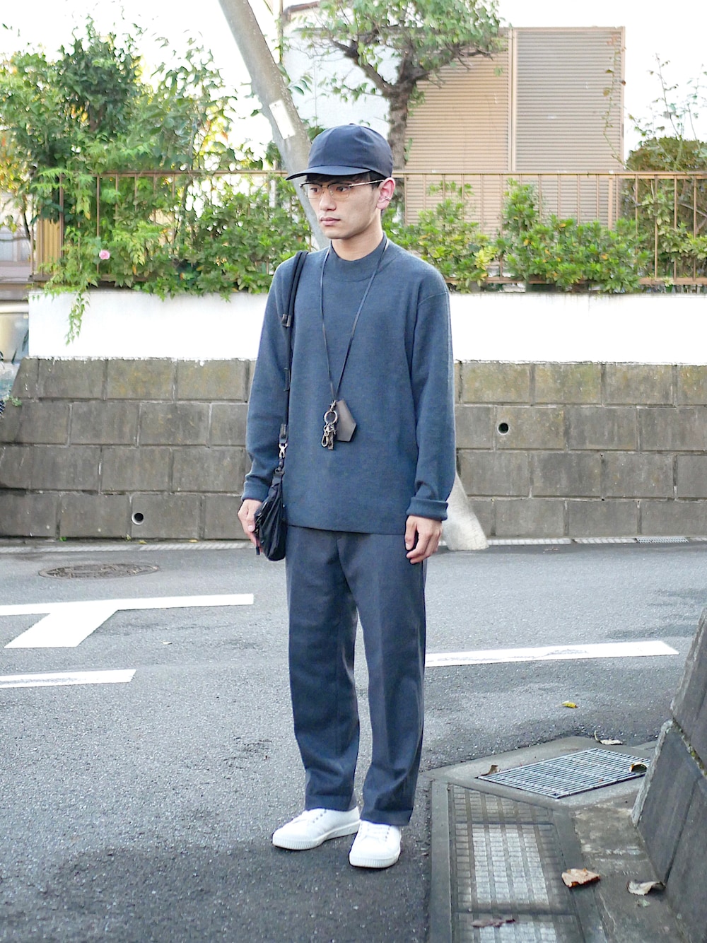 「グレー、SpringCourt、白スニーカー、soe、イヤーカフ、ウエストポーチ、黒キャップ、クロシェット、キーリング、モックネック、低身長男子、モックネックニット、kaiko、ユニクロU、ユニクロユー」｜「ブログ・YouTubeのアイテム（その他、その他）」を使った、小柄の小松@162cmさん（メンズ・162cm）の秋コーディネートの1枚目の写真