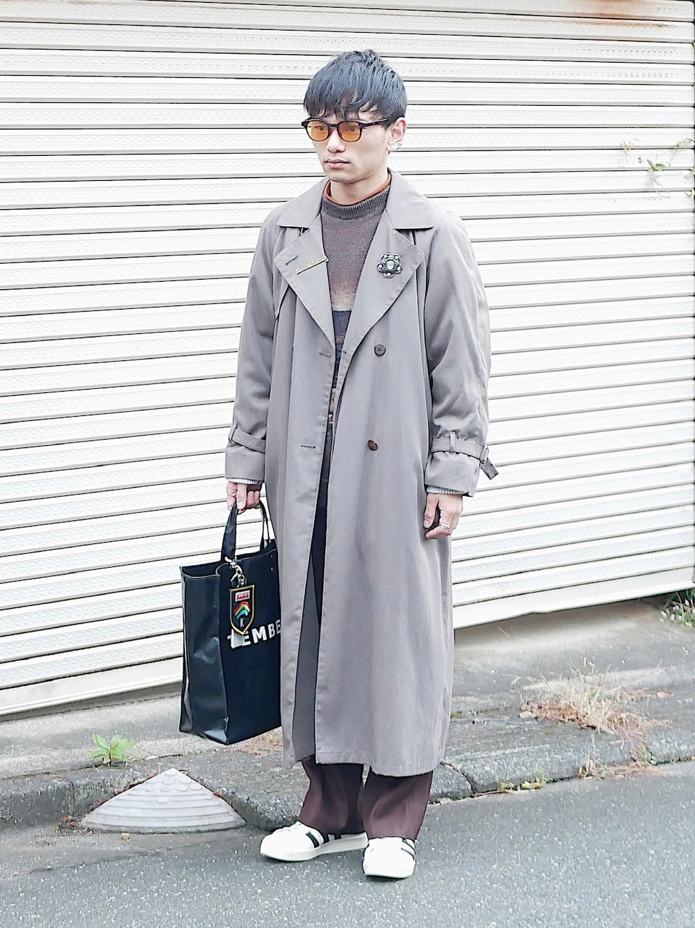 「低身長男子、soe、LONDONFOG、スーパースター、スーパースター80's、kaiko、kudos、トレンチ、ベージュコート、プリントニット、ブラウンニット、ネクタイピン、pvcバッグ、ストレートパンツ、ワイドスラックス」｜「ブログ・YouTubeのアイテム（その他、その他）」を使った、小柄の小松@162cmさん（メンズ・162cm）の秋コーディネートの1枚目の写真