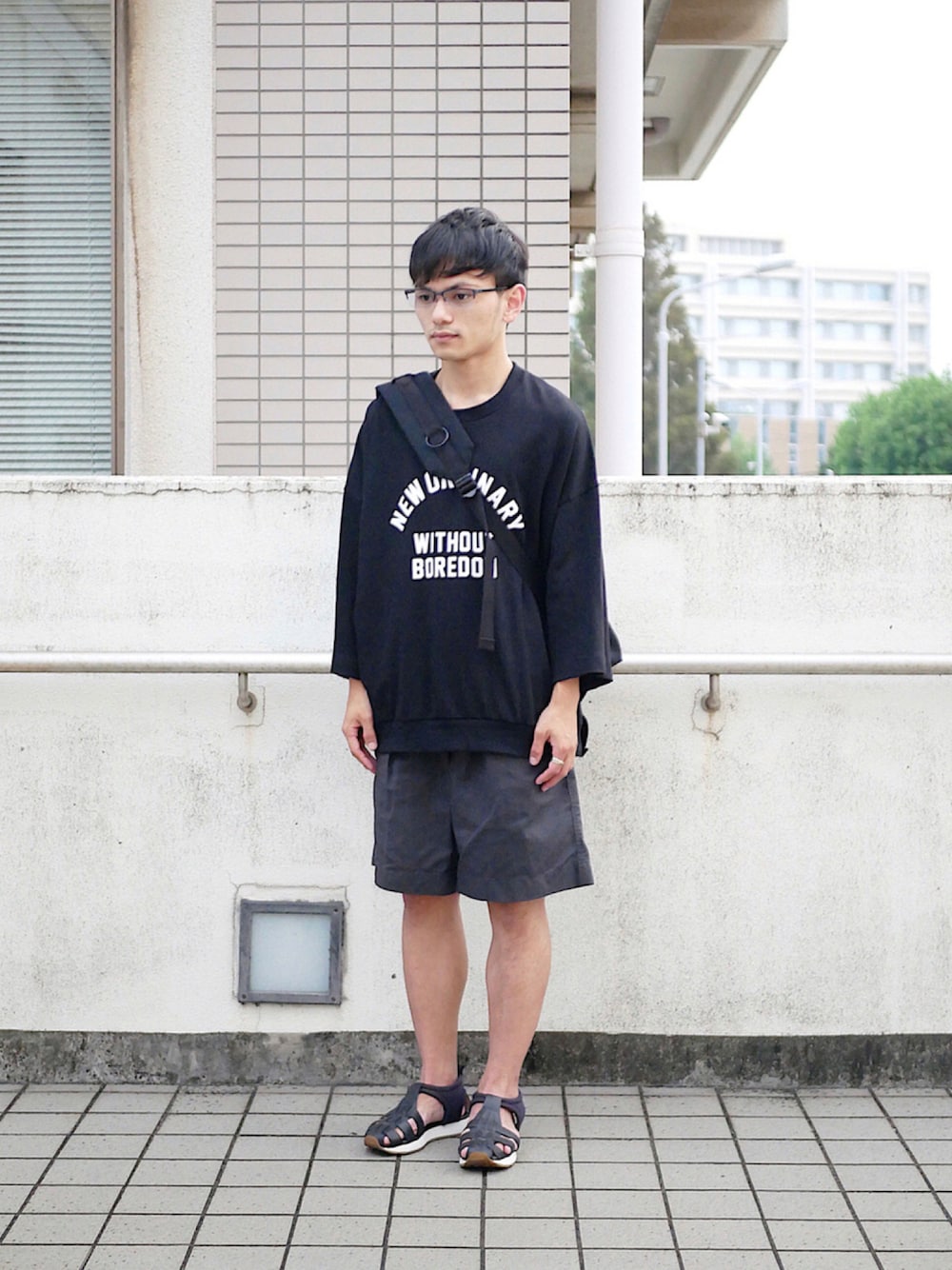 「カレッジ、肩掛け、チノパンツ、soe、Paul Smith、amp japan、タックパンツ、指輪、キャンバスバッグ、ワンショルダー、7部袖、グルカサンダル、GUコーデ、低身長男子、JW Anderson x UNIQLO」｜「soeのOne Shoulder B.P Canvas（ショルダーバッグ、ブラック系）」を使った、小柄の小松@162cmさん（メンズ・162cm）の秋コーディネートの1枚目の写真