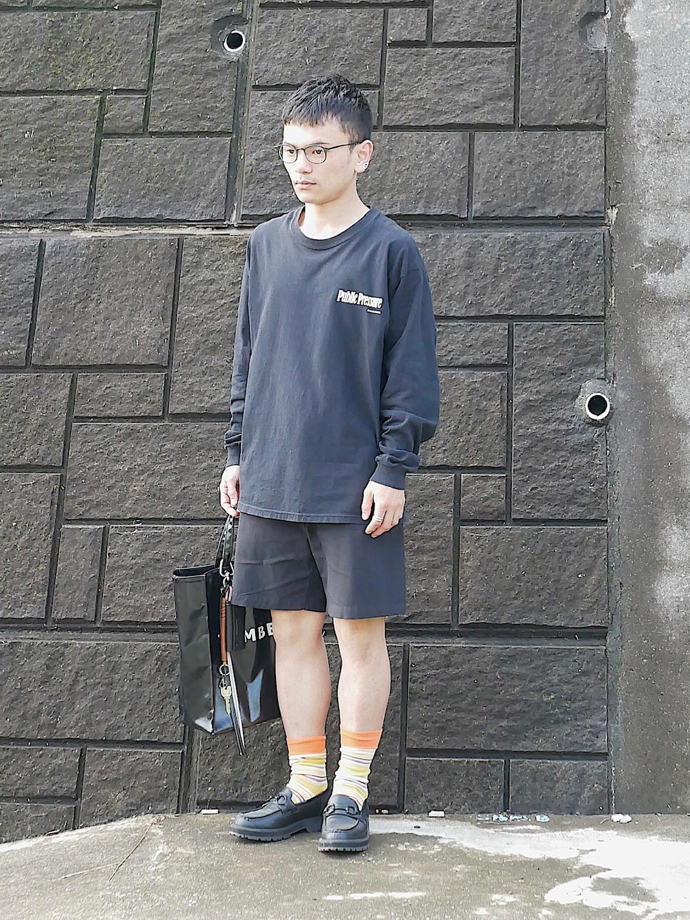 「低身長、低身長男子、低身長コーデ、低身長ファッション、soe、JW Anderson x UNIQLO、ユニクロセオリー、オレンジソックス、柄ソックス、派手ソックス、ローファー×靴下、長袖Tシャツ、黒Tシャツ、黒T、短パン」｜「ブログ・YouTubeのアイテム（その他、その他）」を使った、小柄の小松@162cmさん（メンズ・162cm）の夏コーディネートの1枚目の写真