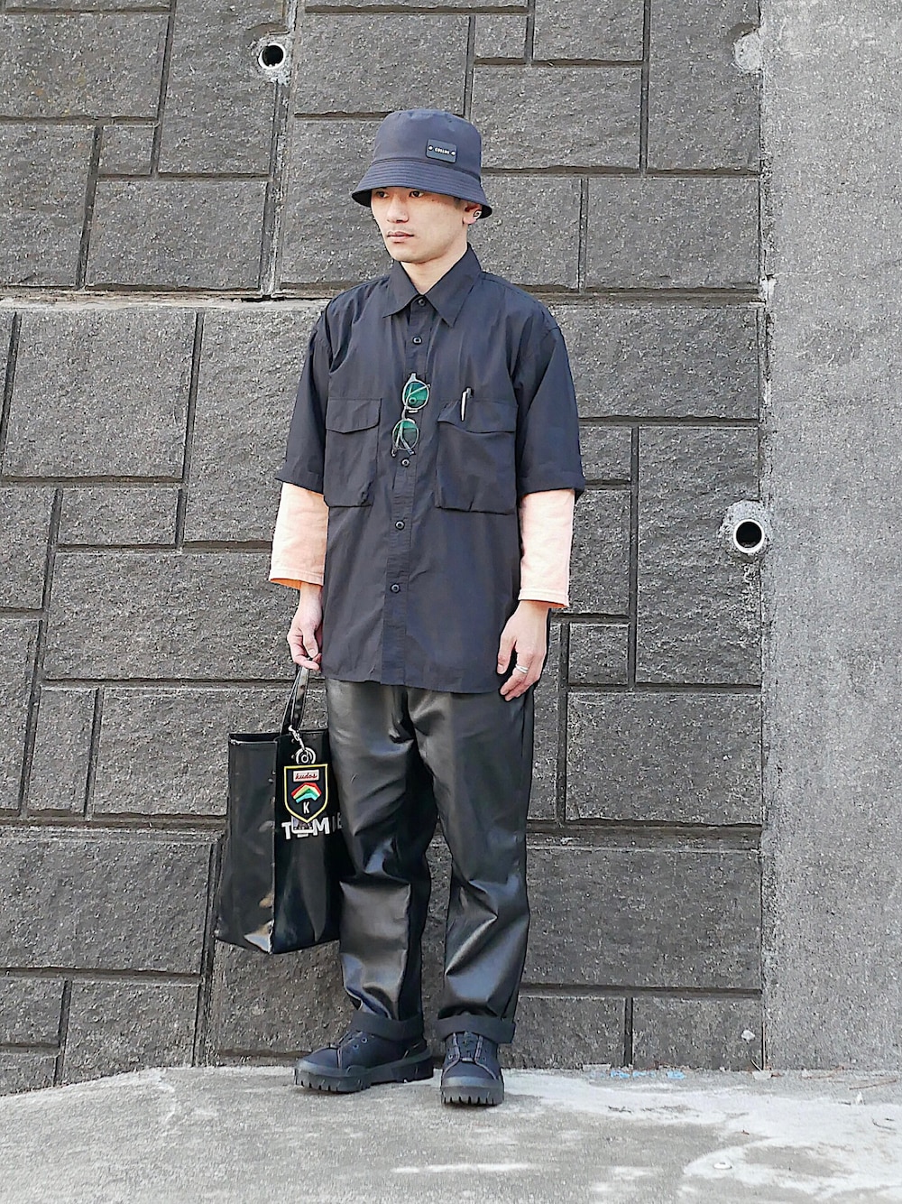 「低身長、低身長男子、低身長コーデ、低身長ファッション、soe、ユニクロU、ユニクロユー、UNIQLO U、黒シャツ、半袖シャツ、ワークシャツ、ユーティリティーシャツ、8分袖、タイダイ柄、ボールペン」｜「ブログ・YouTubeのアイテム（その他、その他）」を使った、小柄の小松@162cmさん（メンズ・162cm）の春コーディネートの1枚目の写真
