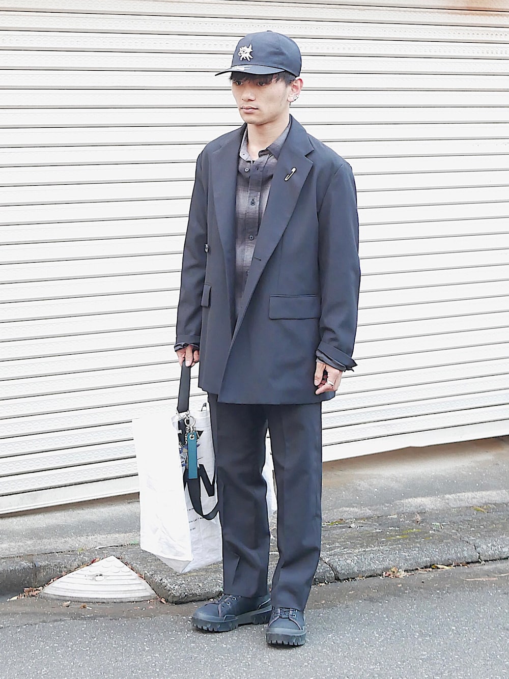 「低身長男子、soe、GUコーデ、オニツカタイガー、ポケモン、KIJIMA TAKAYUKI、ダブルジャケット、チェック柄、ロングシャツ、黒ジャケット、テーラードジャケット、黒キャップ、レインシューズ、黒スニーカー、白バッグ」｜「ブログ・YouTubeのアイテム（その他、その他）」を使った、小柄の小松@162cmさん（メンズ・162cm）の冬コーディネートの1枚目の写真