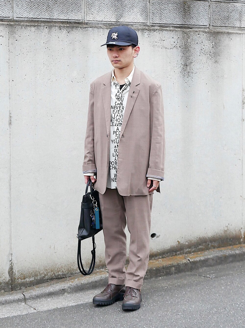 「低身長男子、soe、Hender Scheme、kaiko、ポケモン、uniform experiment、ベージュコーデ、ベージュジャケット、ベージュパンツ、ロングジャケット、テーパードパンツ、プリントシャツ、白シャツ、黒キャップ、ヘルメットバッグ」｜「ブログ・YouTubeのアイテム（その他、その他）」を使った、小柄の小松@162cmさん（メンズ・162cm）の冬コーディネートの1枚目の写真