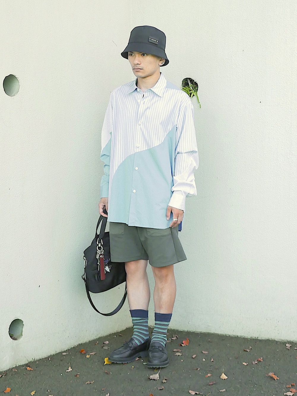 「低身長、低身長男子、低身長コーデ、soe、PRE_、gu×undercover、JW Anderson x UNIQLO、CULLNI、ストライプシャツ、ロングシャツ、切替シャツ、ブルーシャツ、カーキパンツ、短パン、柄ソックス」｜「ブログ・YouTubeのアイテム（その他、その他）」を使った、小柄の小松@162cmさん（メンズ・162cm）の秋コーディネートの1枚目の写真