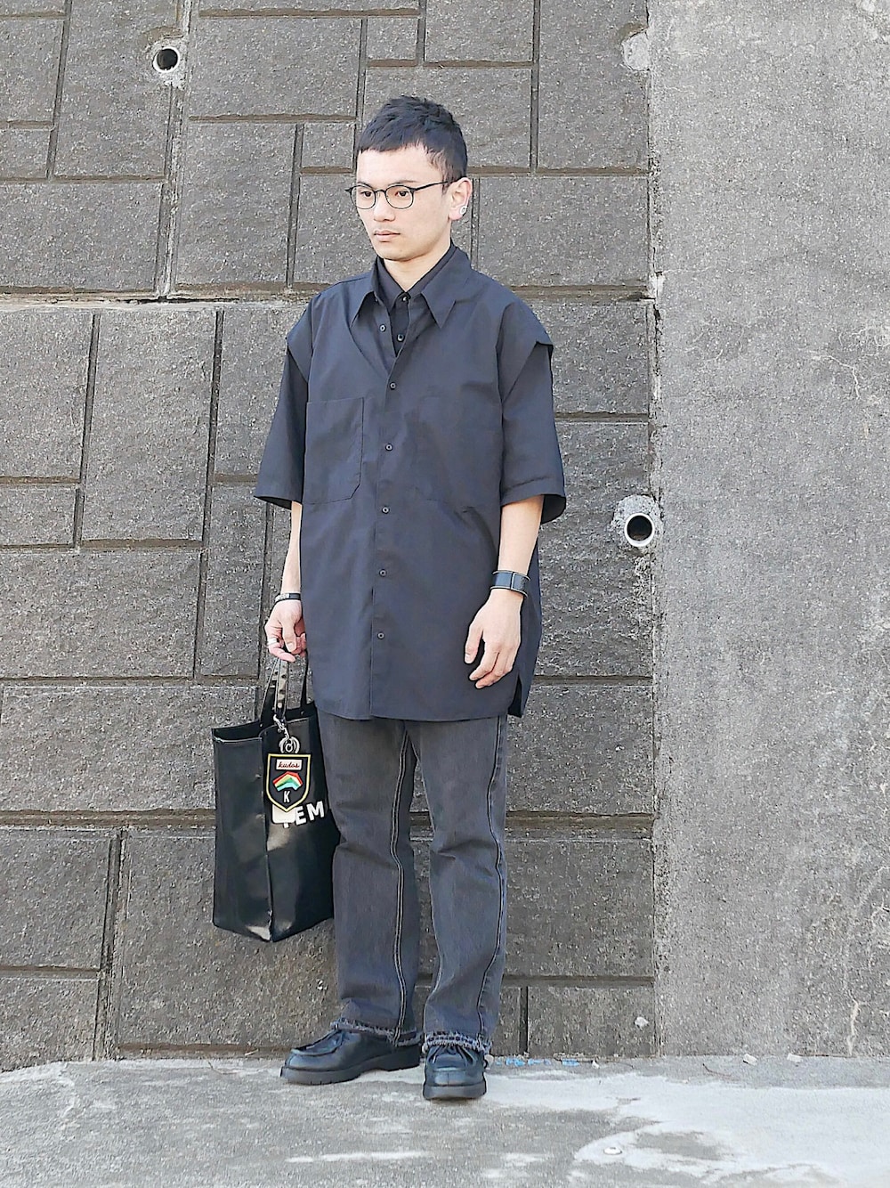 「低身長、低身長男子、低身長コーデ、低身長ファッション、soe、ユニクロユー、ユニクロU、UNIQLO U、KLEMAN、黒シャツ、ノースリーブシャツ、ロングシャツ、ダメージデニム、ダメージジーンズ、チロリアンシューズ」｜「ブログ・YouTubeのアイテム（その他、その他）」を使った、小柄の小松@162cmさん（メンズ・162cm）の春コーディネートの1枚目の写真