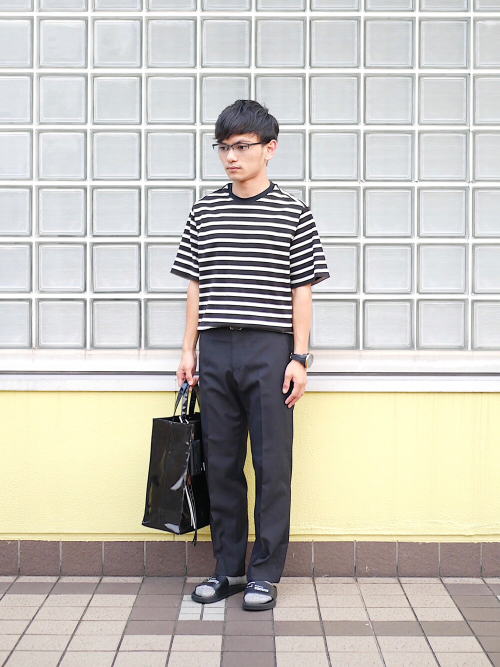 「tembea、soe、タックイン、フレアパンツ、PVC、モノトーンコーデ、カラーソックス、シンプルスタイル、ボーダーTシャツ、レザーベルト、シャワーサンダル、低身長男子、カラーグラス、JW Anderson x UNIQLO、FreshService」｜「soeのPerfect Slacks for First Man(0)（スラックス、ブラック系）」を使った、小柄の小松@162cmさん（メンズ・162cm）の秋コーディネートの1枚目の写真