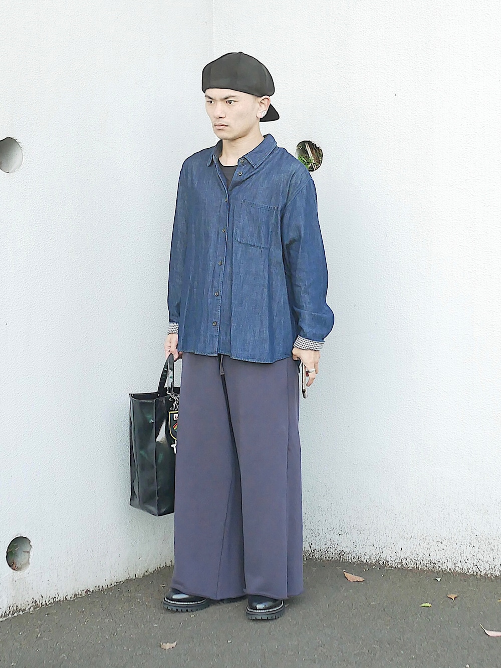 「低身長、低身長男子、低身長コーデ、低身長ファッション、soe、ユニクロイネス、ユニクロ×イネス、kaiko、キャスケット後ろ被り、デニムシャツ、チェック柄、ワイドスウェット、ハカマパンツ、スエード、ワントーン」｜「ブログ・YouTubeのアイテム（その他、その他）」を使った、小柄の小松@162cmさん（メンズ・162cm）の秋コーディネートの1枚目の写真