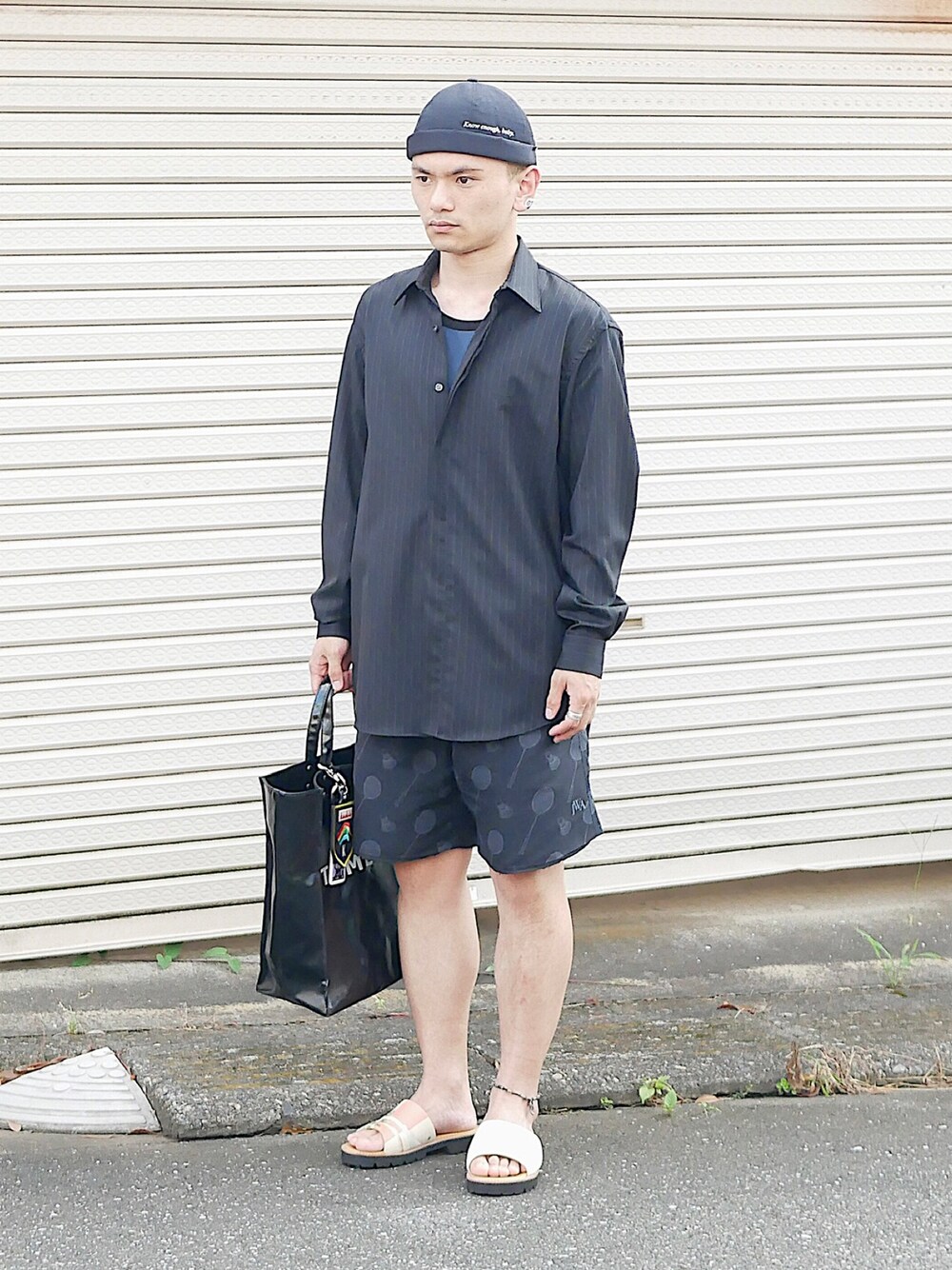 「低身長、低身長男子、低身長コーデ、soe、HELLOSEXTRAFINE、JW Anderson x UNIQLO、黒シャツ、ストライプシャツ、比翼シャツ、ロングシャツ、ウールシャツ、短パン、柄ショーツ、フラットサンダル、レザーサンダル」｜「ブログ・YouTubeのアイテム（その他、その他）」を使った、小柄の小松@162cmさん（メンズ・162cm）の夏コーディネートの1枚目の写真