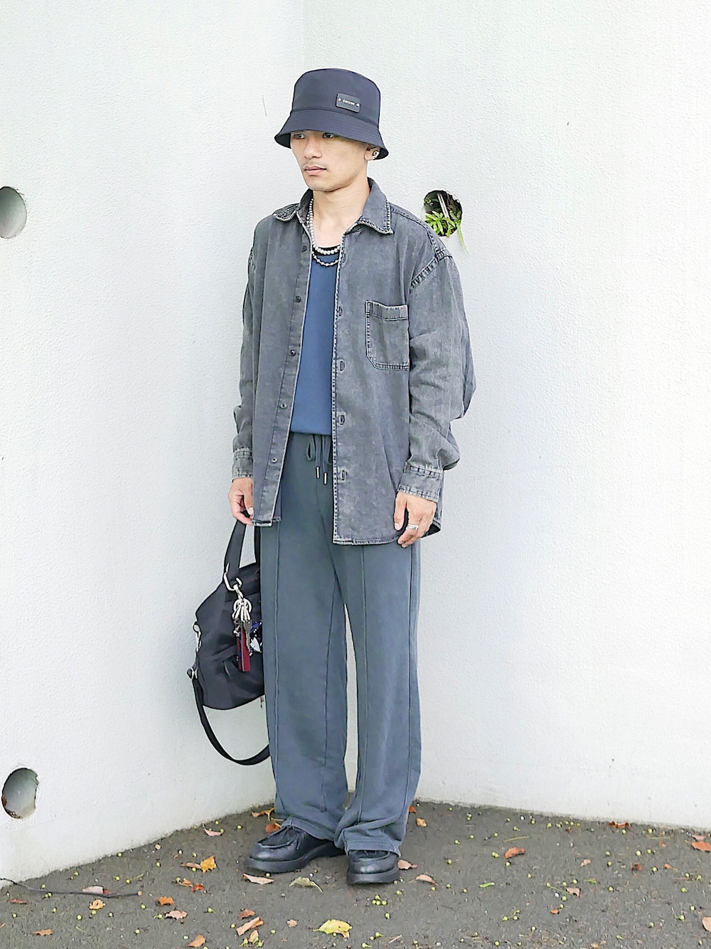 「低身長、低身長男子、低身長コーデ、soe、GUコーデ、KLEMAN、agnes b.、デニムシャツ、グレーシャツ、スウェットワイドパンツ、センタープレスパンツ、グレーパンツ、レディースアイテム、タックインコーデ、タンクトップチラ見せ」｜「ブログ・YouTubeのアイテム（その他、その他）」を使った、小柄の小松@162cmさん（メンズ・162cm）の秋コーディネートの1枚目の写真