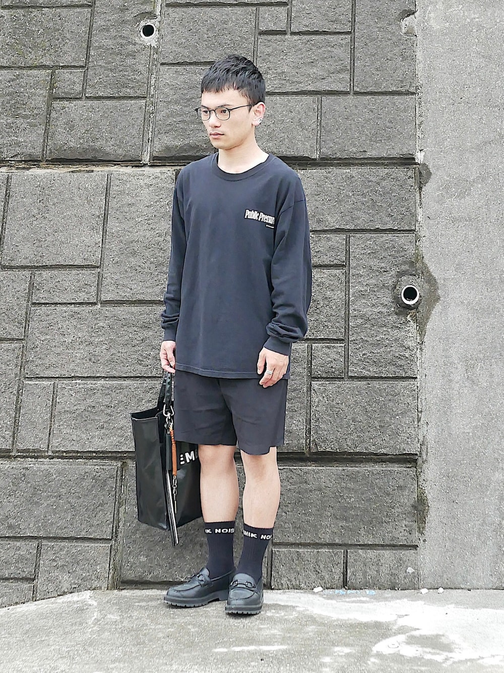 「低身長、低身長男子、低身長コーデ、低身長ファッション、soe、ユニクロセオリー、gu×undercover、ビットローファー、長袖×短パン、長袖Tシャツ、黒T、黒Tシャツ、黒ソックス、オールブラックコーデ、プリントTシャツ」｜「ブログ・YouTubeのアイテム（その他、その他）」を使った、小柄の小松@162cmさん（メンズ・162cm）の春コーディネートの1枚目の写真