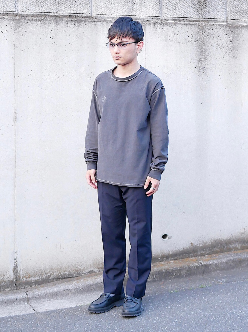 「低身長男子、soe、ZEPTEPI、JW Anderson x UNIQLO、THE ONITSUKA、kaiko、長袖Tシャツ、グレーTシャツ、ステッチTシャツ、ストレートパンツ、ビットローファー、カラーソックス、イヤーカフ、メガネ男子、刺繍Tシャツ」｜「ブログ・YouTubeのアイテム（その他、その他）」を使った、小柄の小松@162cmさん（メンズ・162cm）の春コーディネートの1枚目の写真