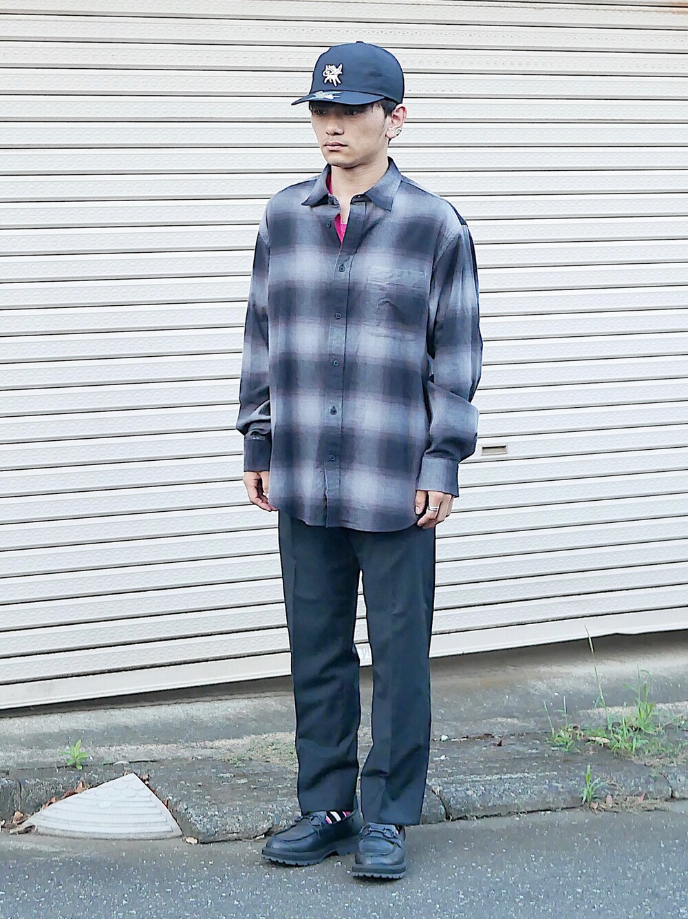 「低身長男子、soe、GUコーデ、ユニクロマルニ、kaiko、KIJIMA TAKAYUKI、ポケモン、黒シャツ、ロングシャツ、チェック柄、ビットローファー、ボーダーソックス、ピンクコーデ、革靴×靴下、黒キャップ」｜「ブログ・YouTubeのアイテム（その他、その他）」を使った、小柄の小松@162cmさん（メンズ・162cm）の秋コーディネートの1枚目の写真