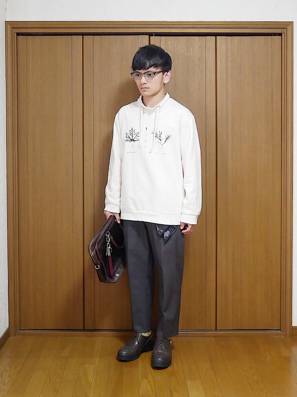 「低身長男子、白スウェット、グレースラックス、アンクルパンツ、カラーソックス、カモフラ柄、茶靴、ブラウンシューズ、ハンカチ、soe、kaiko、ユニクロU、ユニクロユー、エンダースキーマ、Hender Scheme」｜「ブログ・YouTubeのアイテム（その他、その他）」を使った、小柄の小松@162cmさん（メンズ・162cm）の春コーディネートの1枚目の写真
