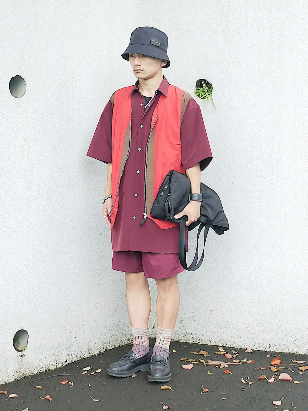 「低身長、低身長男子、低身長コーデ、低身長ファッション、soe、JW Anderson x UNIQLO、ユニクロU、LOEWE、CULLNI、シャツブルゾン、ロングシャツ、半袖シャツ、Vネックベスト、ビットローファー、パールネックレス」｜「ブログ・YouTubeのアイテム（その他、その他）」を使った、小柄の小松@162cmさん（メンズ・162cm）の秋コーディネートの1枚目の写真