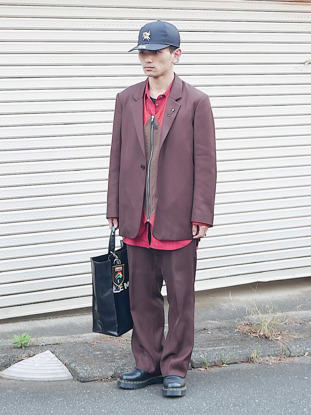 「低身長男子、soe、JW Anderson x UNIQLO、ドクターマーチン、uniform experiment、ポケモン、KIJIMA TAKAYUKI、黒キャップ、セットアップスタイル、ブラウンジャケット、テーラードジャケット、ブラウンパンツ、チェルシーブーツ、ナイロンベスト、ロングシャツ」｜「ブログ・YouTubeのアイテム（その他、その他）」を使った、小柄の小松@162cmさん（メンズ・162cm）の秋コーディネートの1枚目の写真