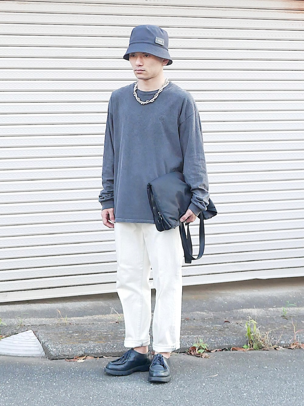 「低身長、低身長男子、低身長コーデ、soe、CULLNI、KLEMAN、ZEPTEPI、長袖Tシャツ、ロンT、グレーTシャツ、白デニム、デニムスラックス、チロリアンシューズ、クラッチバッグ、パールネックレス」｜「ブログ・YouTubeのアイテム（その他、その他）」を使った、小柄の小松@162cmさん（メンズ・162cm）の夏コーディネートの1枚目の写真