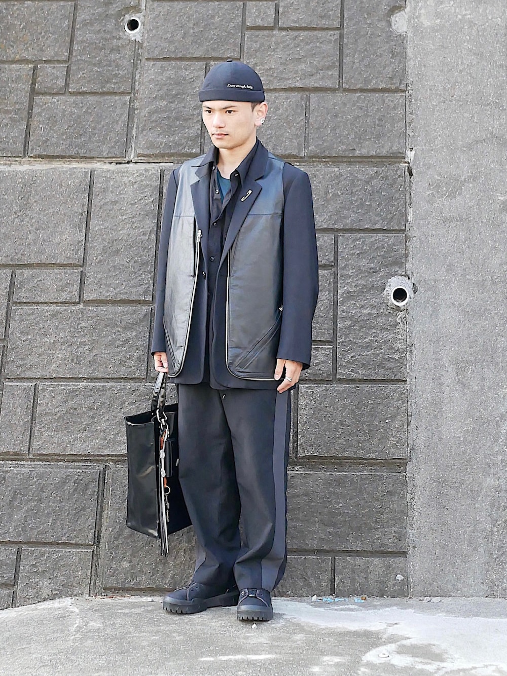 「低身長、低身長男子、低身長コーデ、低身長ファッション、soe、beta post、uniform experiment、ユニクロU、UNIQLO U、レザーベスト、Vネックベスト、テーラードジャケット、黒ジャケット、ラインパンツ、黒シャツ」｜「ブログ・YouTubeのアイテム（その他、その他）」を使った、小柄の小松@162cmさん（メンズ・162cm）の春コーディネートの1枚目の写真