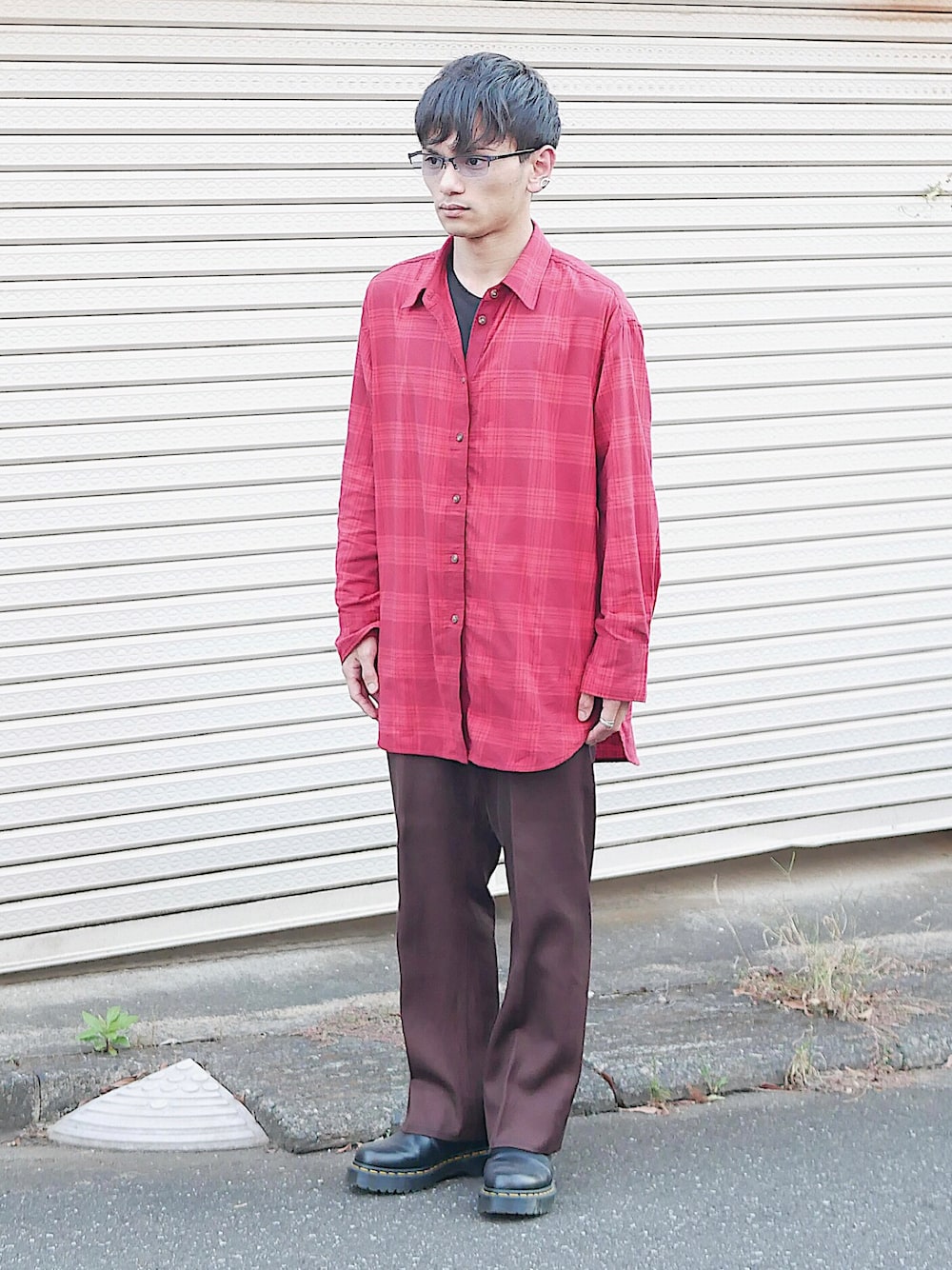 「低身長男子、soe、JW Anderson x UNIQLO、ドクターマーチン、kaiko、Paul Smith、赤シャツ、フランネルシャツ、チェック柄、ロングシャツ、レディース、レディースアイテム、ブラウンパンツ、チェルシーブーツ、ワイドスラックス」｜「ブログ・YouTubeのアイテム（その他、その他）」を使った、小柄の小松@162cmさん（メンズ・162cm）の秋コーディネートの1枚目の写真
