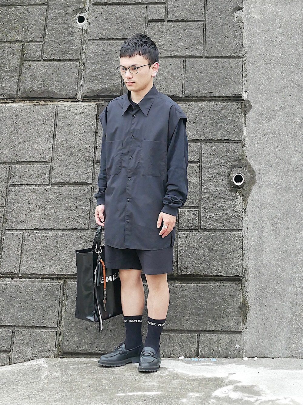 「低身長、低身長男子、低身長コーデ、低身長ファッション、soe、UNIQLO U、ユニクロU、ユニクロユー、gu×undercover、ロングシャツ、ノースリーブシャツ、長袖Tシャツ、黒シャツ、黒ソックス、オールブラックコーデ」｜「ブログ・YouTubeのアイテム（その他、その他）」を使った、小柄の小松@162cmさん（メンズ・162cm）の春コーディネートの1枚目の写真