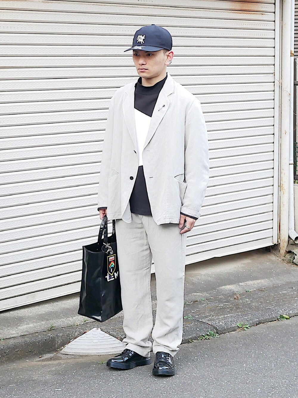 「低身長男子、soe、ユニクロU、UNIQLO U、ドクターマーチン、uniform experiment、KIJIMA TAKAYUKI、ポケモン、セットアップスタイル、白ジャケット、テーラードジャケット、エナメルシューズ、パテントシューズ、モックネック、黒キャップ」｜「ブログ・YouTubeのアイテム（その他、その他）」を使った、小柄の小松@162cmさん（メンズ・162cm）の春コーディネートの1枚目の写真